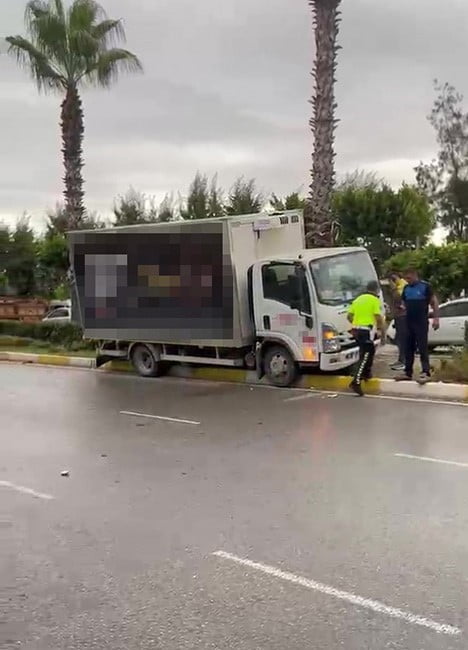 ANTALYA’NIN MANAVGAT İLÇESİNDE SEYİR HALİNDEYKEN SÜRÜCÜSÜ FENALAŞAN KAMYONET REFÜJE ÇIKTI. KAZADA...