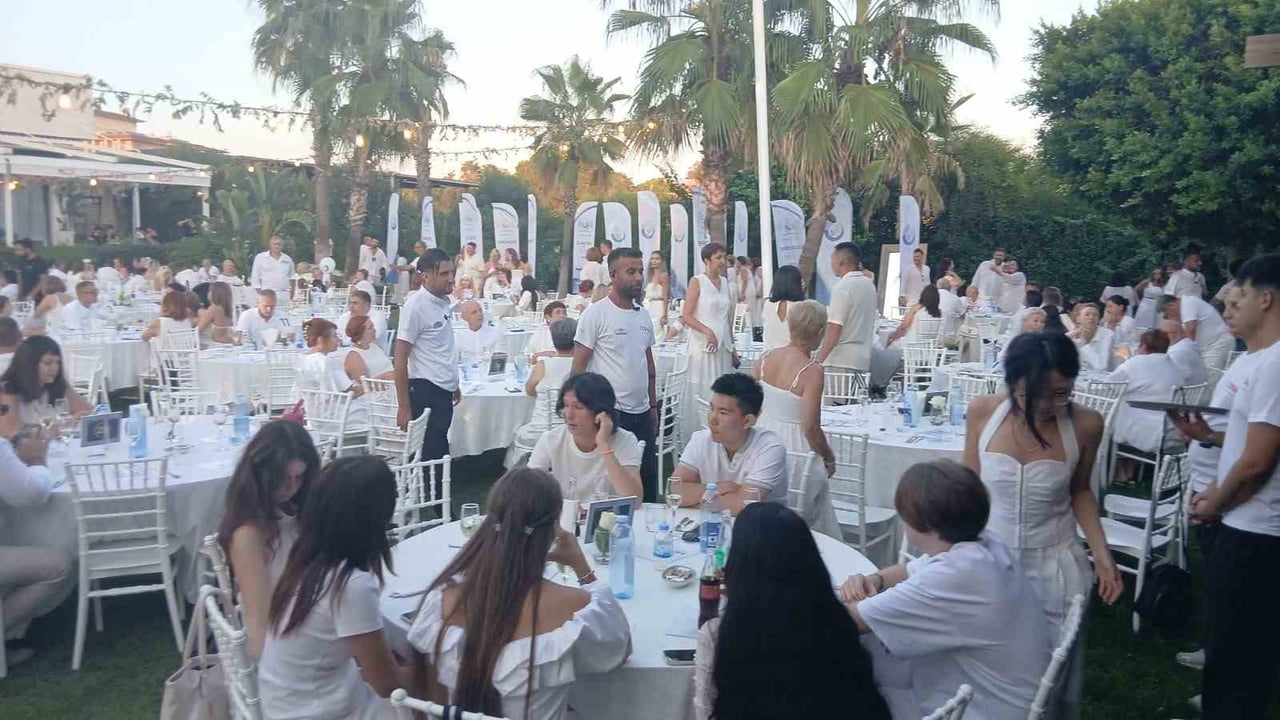 ANTALYA’NIN MANAVGAT İLÇESİNE RUSYA’DAN BİR TURİZM OPERATÖRÜNÜN ORGANİZASYONUYLA GELEN 450 KİŞİLİK...