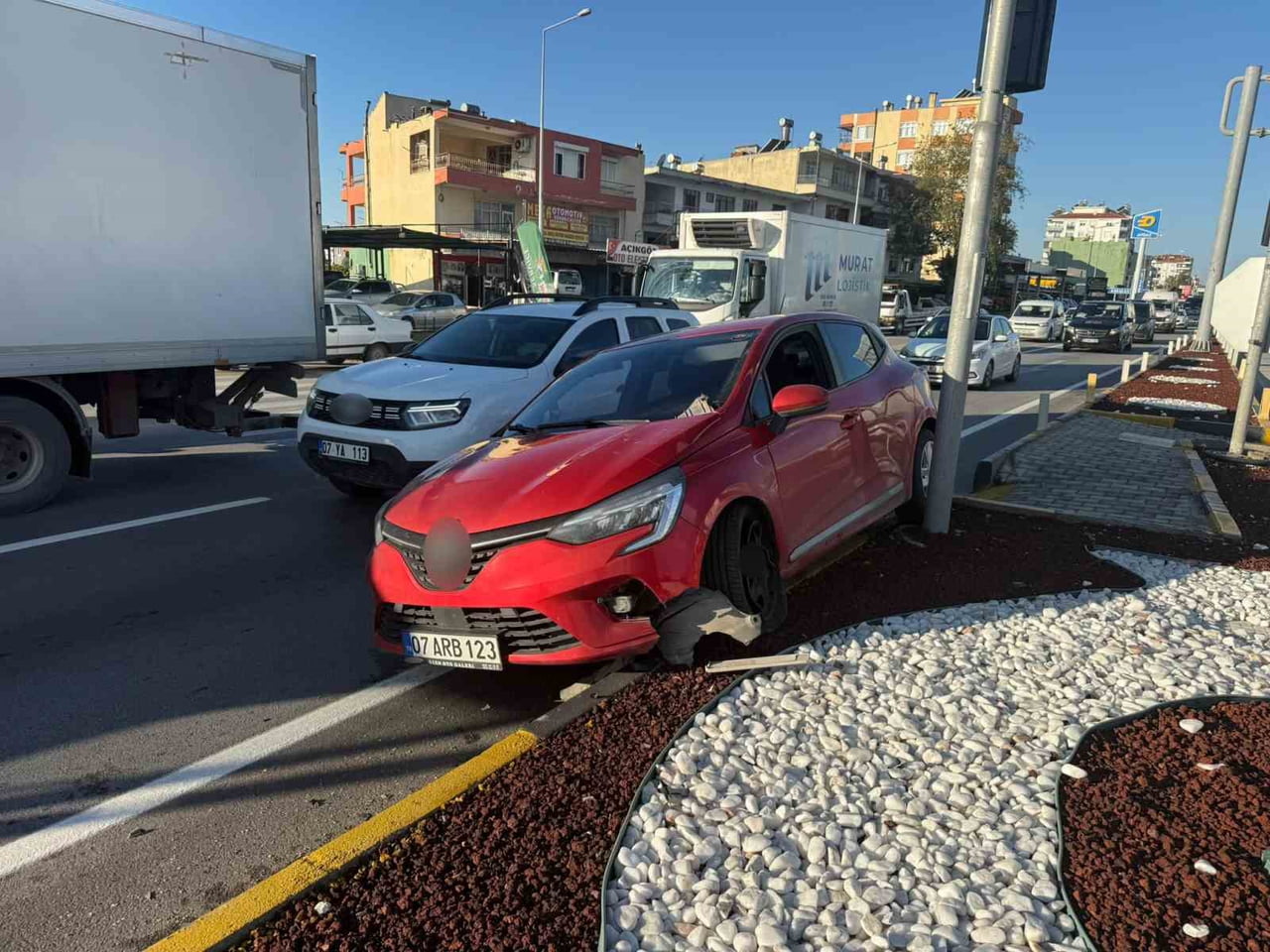 ANTALYA’NIN SERİK İLÇESİNDE İKİ OTOMOBİLİN KAVŞAKTA ÇARPIŞMASI SONUCU MEYDANA GELEN TRAFİK...