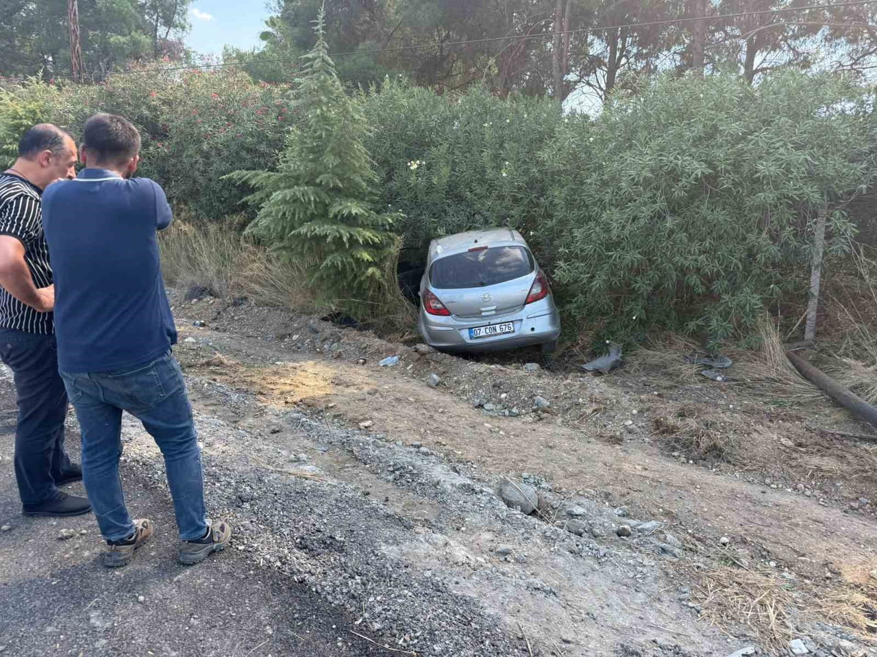 ANTALYA’NIN SERİK İLÇESİNDE SÜRÜCÜSÜNÜN DİREKSİYON HAKİMİYETİNİ KAYBETTİĞİ OTOMOBİL, TELEFON...