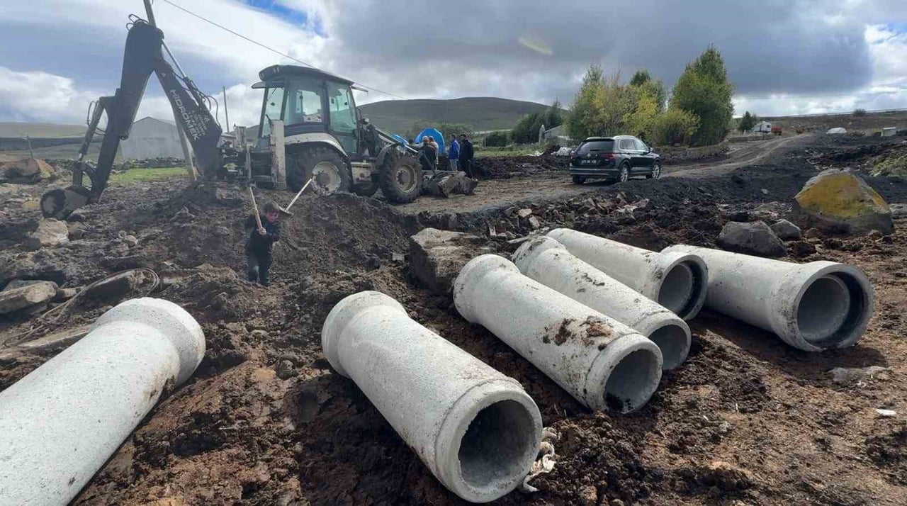 ARDAHAN'DA GÜVENLİ ULAŞIM İÇİN KÖY YOLLARINDA GENİŞLETME ÇALIŞMASI BAŞLATILDI. (OLGUN...