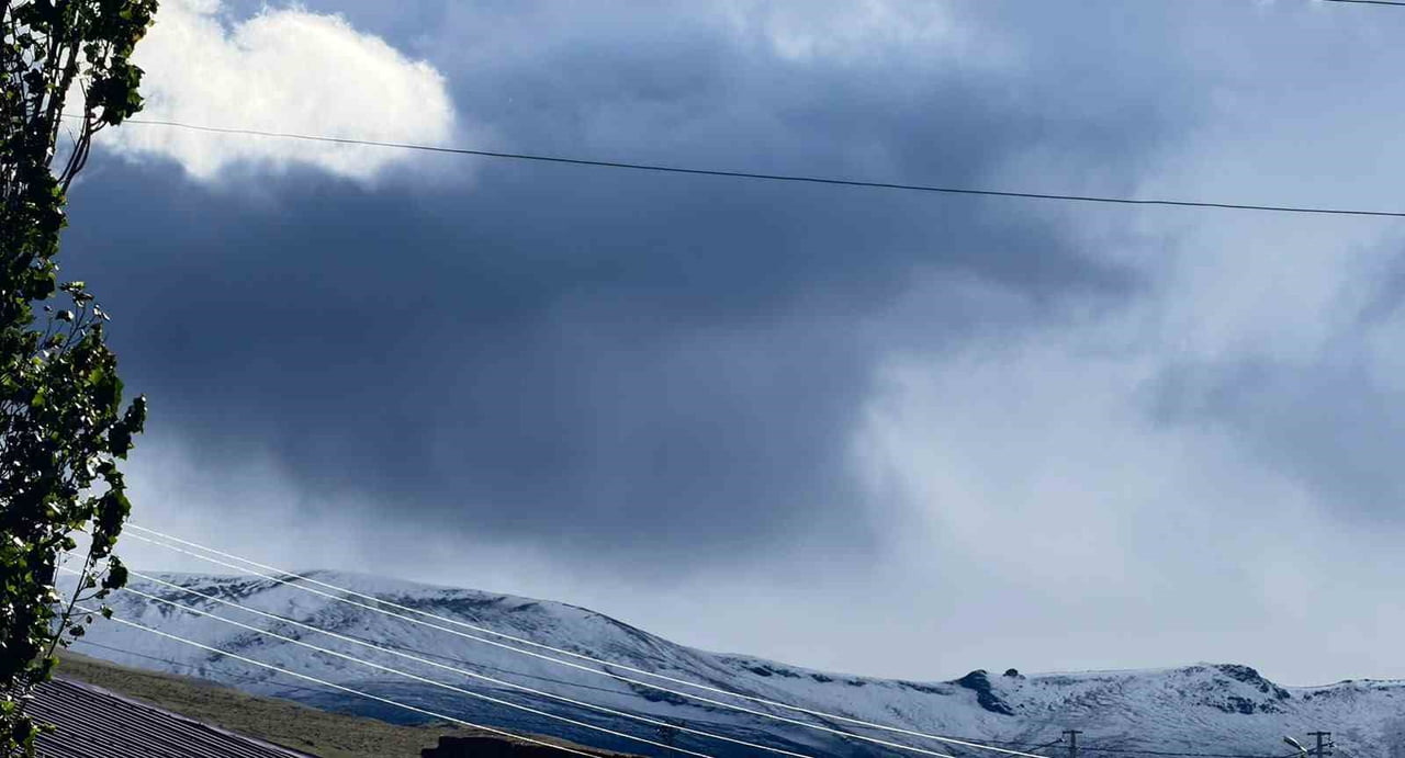 ARDAHAN'DA HAVA SICAKLIKLARININ DÜŞMESİYLE YÜKSEK KESİMLERE MEVSİMİN İLK KARI YAĞDI.