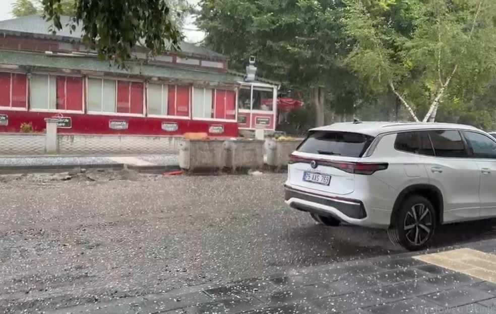 ARDAHAN'DA SAĞANAK VE DOLU HAAYATI OLUMSUZ ETKİLEDİ.