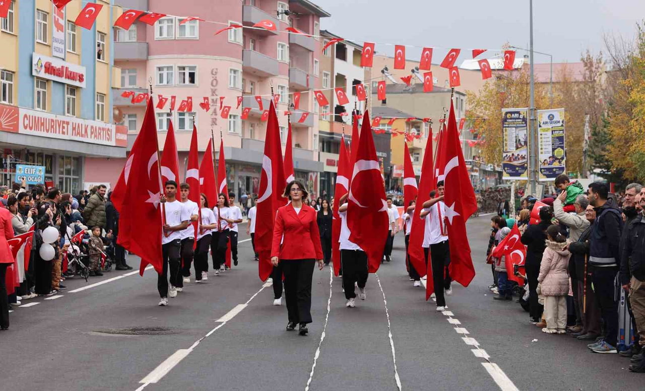ARDAHAN’DA 29 EKİM CUMHURİYET BAYRAMI TÖRENLE KUTLANDI.