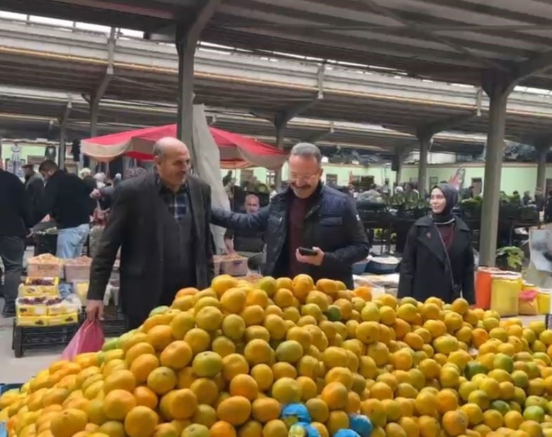 ARDAHAN VALİSİ YAMLI VE EŞİ PAZARTEZGAHLARINI GEZEREK ALIŞVERİŞ YAPTI.
