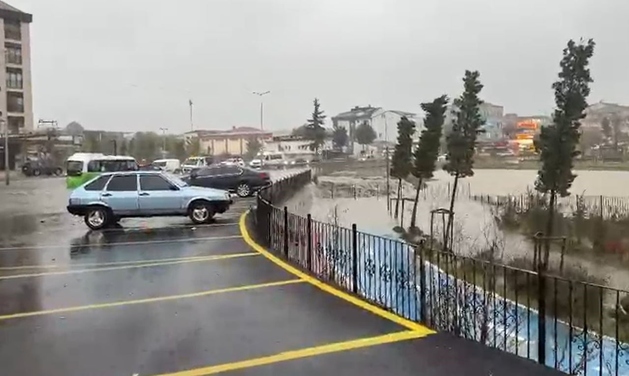 ARNAVUTKÖY'DE BULUNAN ALİBEY DERESİ YAĞMUR NEDENİYLE TAŞARKEN, DOLMUŞ YOLDA MAHSUR KALDI. BÜYÜK...