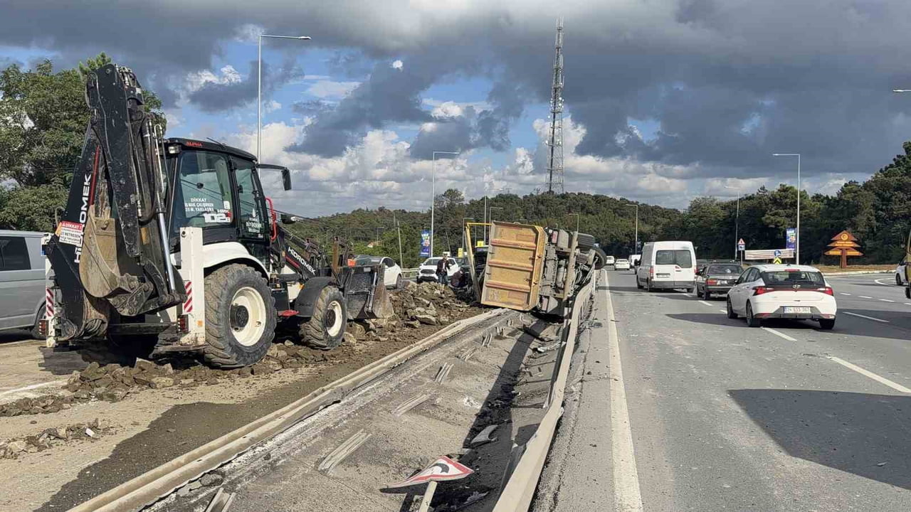 ARNAVUTKÖY'DE KONTROLDEN ÇIKARAK REFÜJE DEVRİLEN HAFRİYAT KAMYONUNDA SÜRÜCÜ YARALANDI. KAMYONUN...