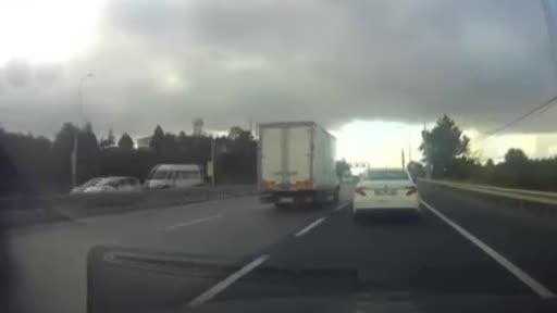Arnavutköy'de seyir halindeki hafriyat kamyonu böyle devrildi