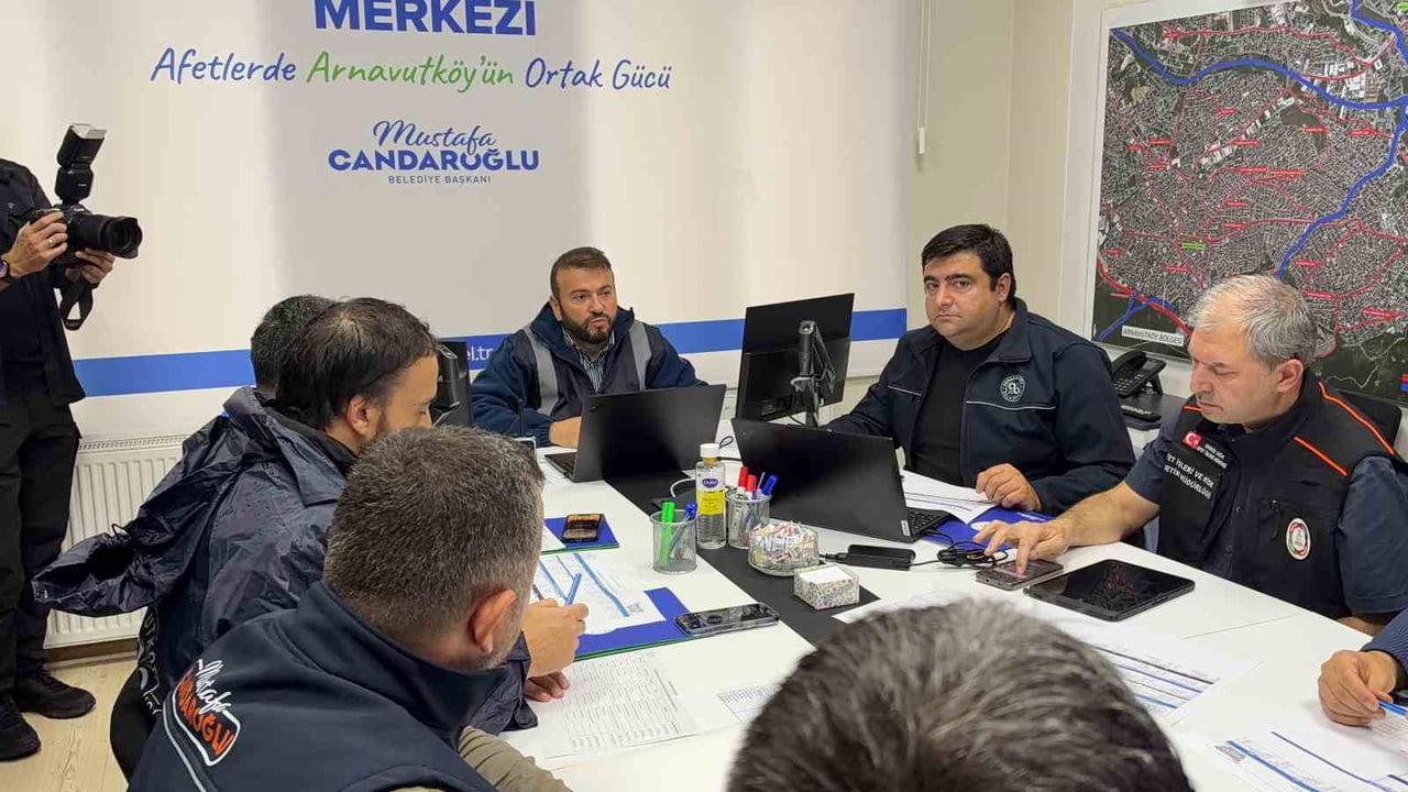 ARNAVUTKÖY BELEDİYESİ, 300 PERSONEL VE 80 ARAÇLA İLÇEDE 7 GÜN 24 SAAT ESASINA GÖRE ÇALIŞMALARINI...