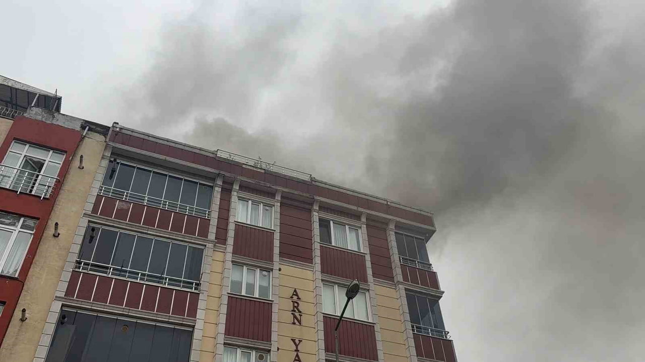 ARNAVUTKÖY’DE 5 KATLI BİR BİNANIN ÇATI KATINDA ÇIKAN YANGIN, RÜZGARIN ETKİSİYLE BÜYÜYEREK...