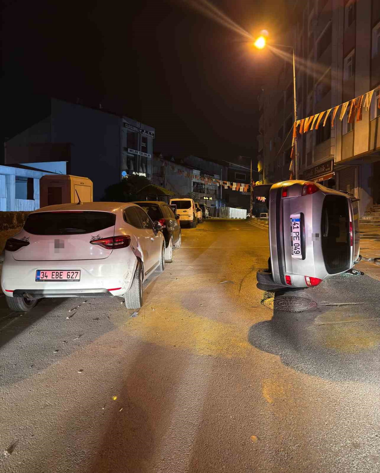 ARNAVUTKÖY’DE OTOMOBİL, PARK HALİNDEKİ ARACA ÇARPIP YAN YATTI