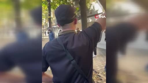 Arnavutluk'ta hükümet karşıtı gösterilerde tansiyon yükselirken, Eğitim Bakanlığı önünde çöp...
