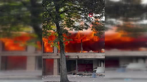 Arnavutluk'ta ikinci gününde devam eden öğrenci protestolarında Eğitim Bakanlığı binası ateşe...