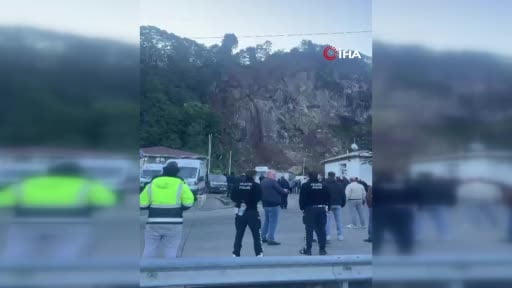 Artvin'de tır garajının olduğu alanda heyelanlar devam ediyor: Heyelan anı kamerada