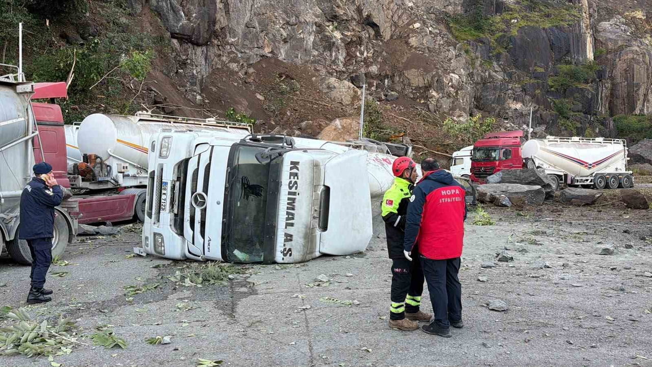 ARTVİN'İN HOPA İLÇESİNDEKİ ESENKIYI TIR PARKI'NDA YAMAÇTAN KOPAN DEV KAYA PARÇALARININ PARK...