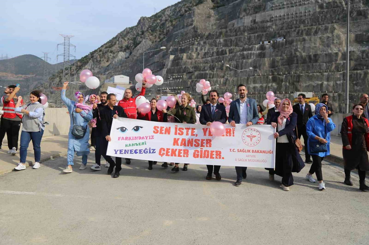 ARTVİN’DE MEME KANSERİ FARKINDALIK AYI KAPSAMINDA DERİNER BARAJI’NIN GÖVDESİNDE BİR ARAYA GELEN...