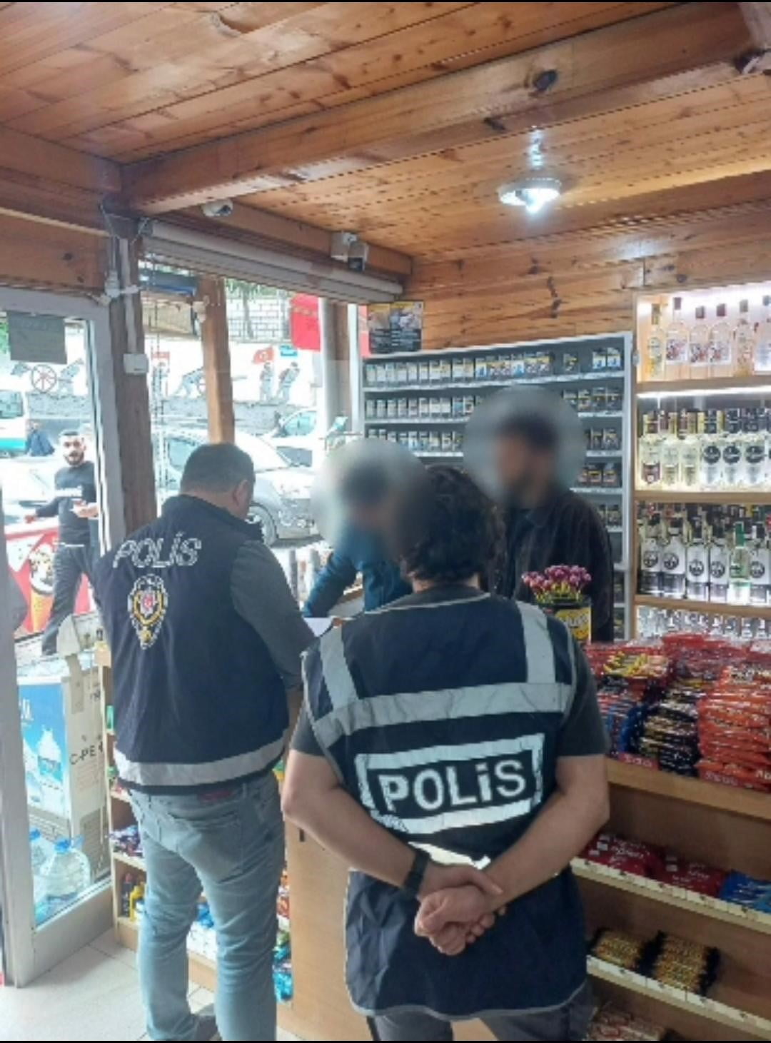 ARTVİN’DE POLİS EKİPLERİNCE OKUL ÇEVRELERİNDE GERÇEKLEŞTİRİLEN DENETİMLERDE, 15 İŞLETMEYE 18...