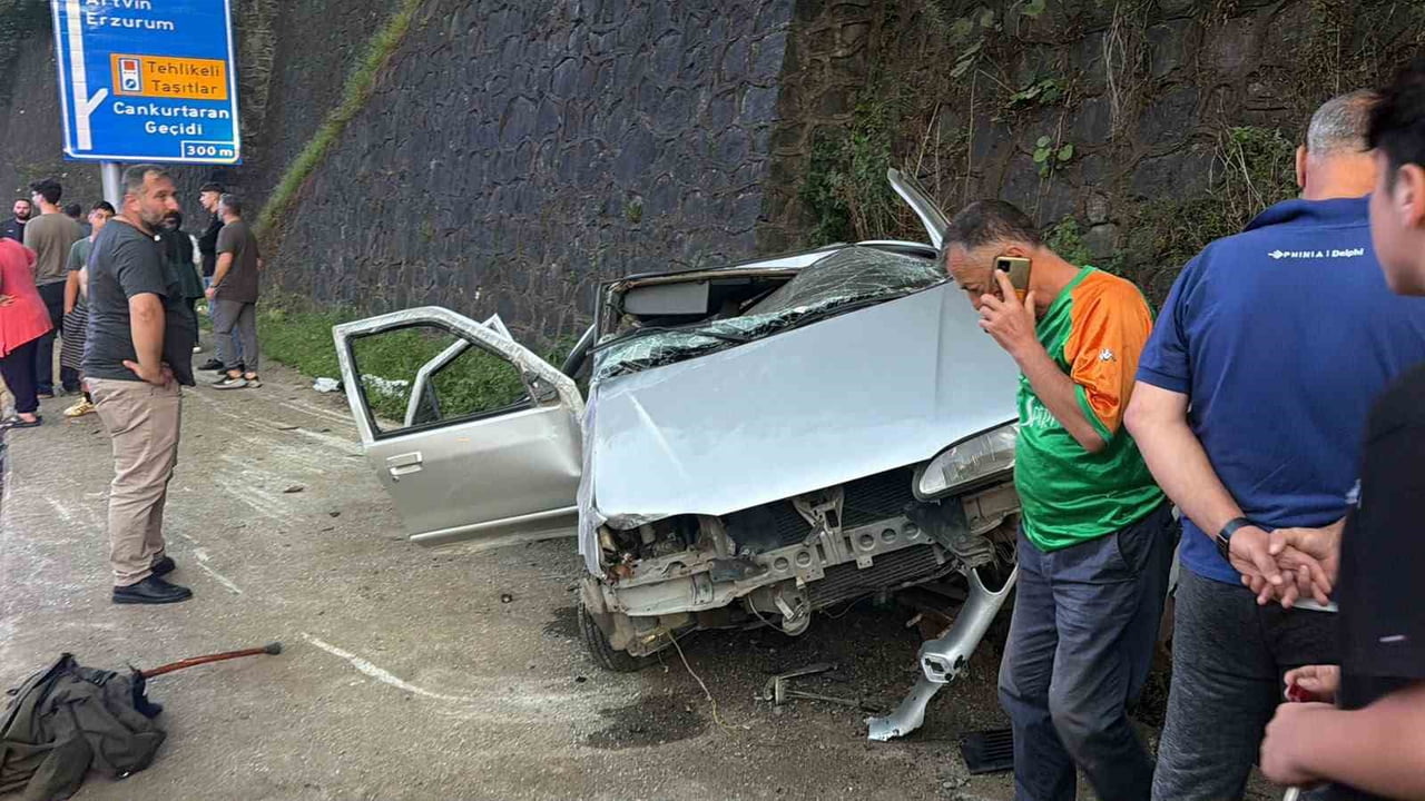 ARTVİN’İN HOPA İLÇESİNDE CENAZE TÖRENİNDEN DÖNEN İKİ KİŞİNİN BULUNDUĞU OTOMOBİL KAZA YAPTI. KAZADA...