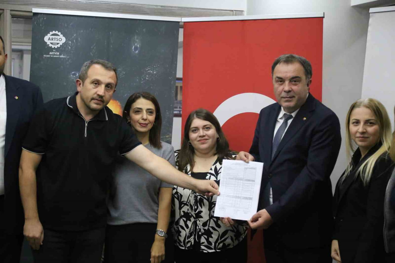 ARTVİN TİCARET VE SANAYİ ODASI YÖNETİM KURULU BAŞKANI SEÇKİN KURT SEÇİM KURULUNDAN MAZBATASINI...