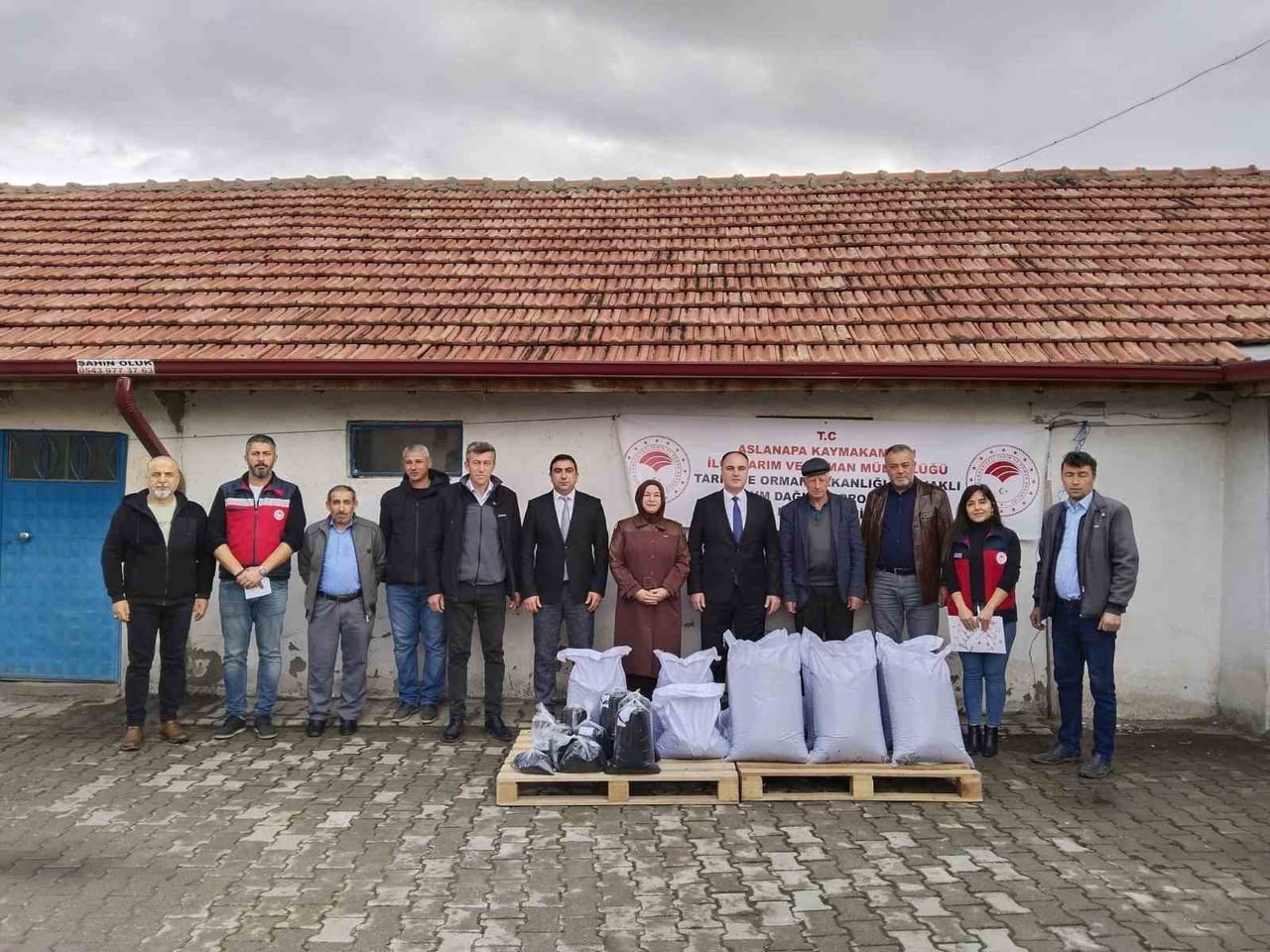 ASLANAPA’DA 8 ÜRETİCİYE YÜZDE 50 HİBELİ ÇÖREKOTU TOHUMU DESTEĞİ