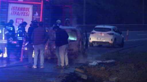 Ataşehir'de seyir halindeki hafif ticari araç yandı