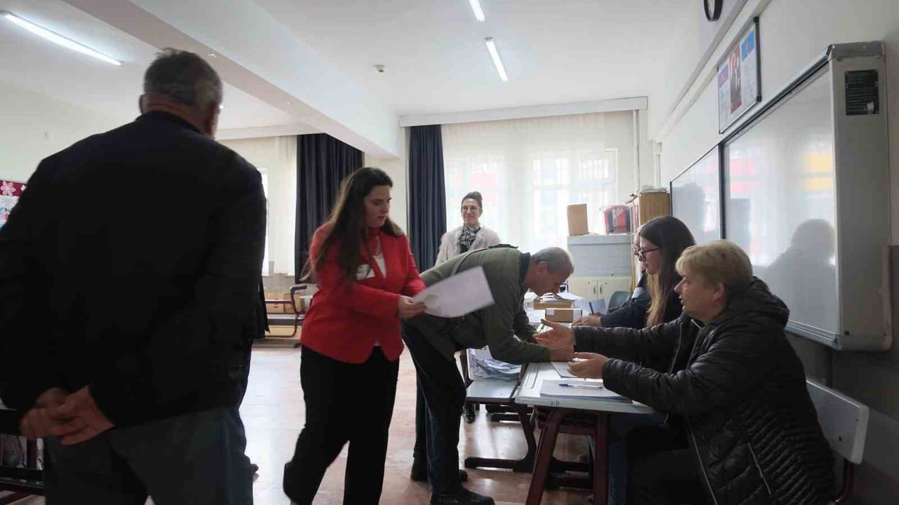 AVCILAR'DA DENİZKÖŞKLER İLKOKULU VE FİRUZKÖY İLKOKULUNDA BULUNAN 2 SANDIKTA OY VERME İŞLEMİ SABAH...