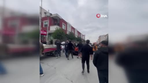 Avcılar'da iki grup arasında tekme ve yumruklu kavga kamerada