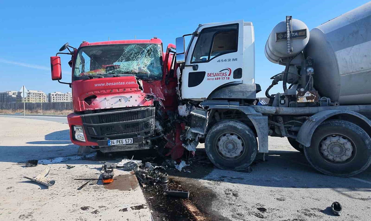 AVCILAR’DA KAVŞAĞA HIZLI GİREN BETON MİKSERİ, DÖNÜŞ MANEVRASINI ALAMAYINCA BİR BAŞKA BETON...