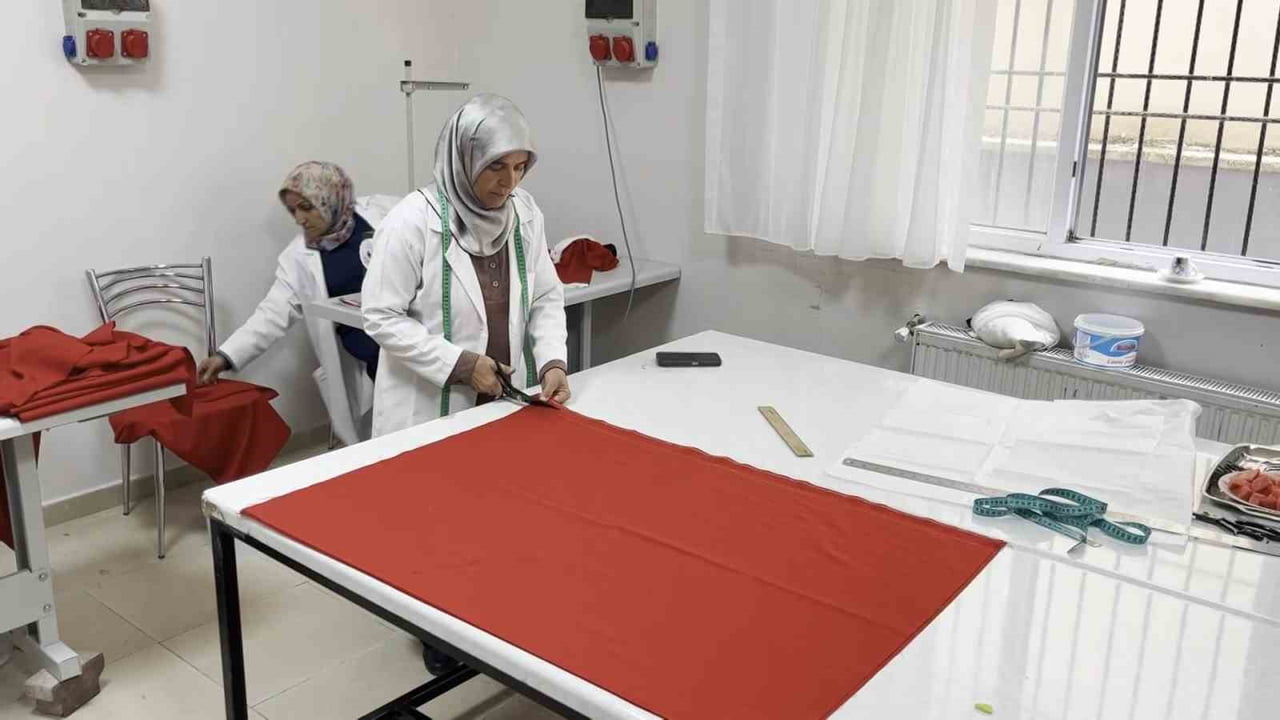 AY-YILDIZLI AL BAYRAK USTA ÖĞRETİCİ VE KURSİYERLERİN ELLERİNDE VARLIK BULUYOR