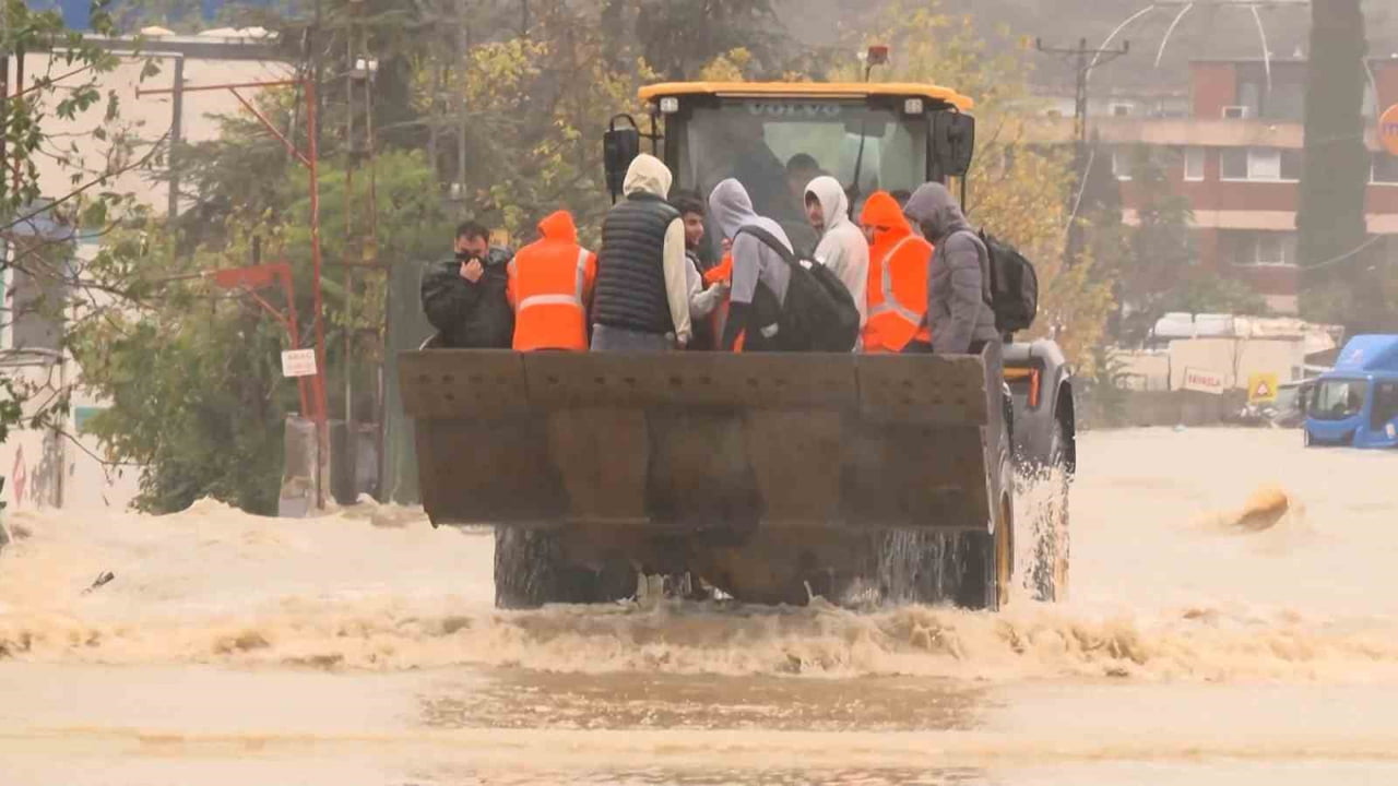 AYAZAĞA'DA MAHSUR KALAN VATANDAŞLAR İŞ MAKİNELERİYLE KURTARILDI.