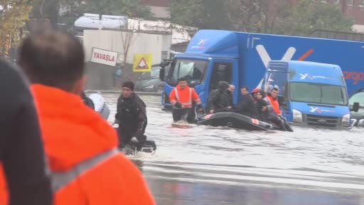 Ayazağa’da mahsur kalan vatandaşlar iş makinesi ile kurtarılıyor