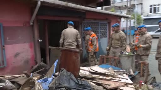 Ayazağa’da sel sonrası temizlik çalışmaları sürüyor: Jandarma ekipleri de destek veriyor