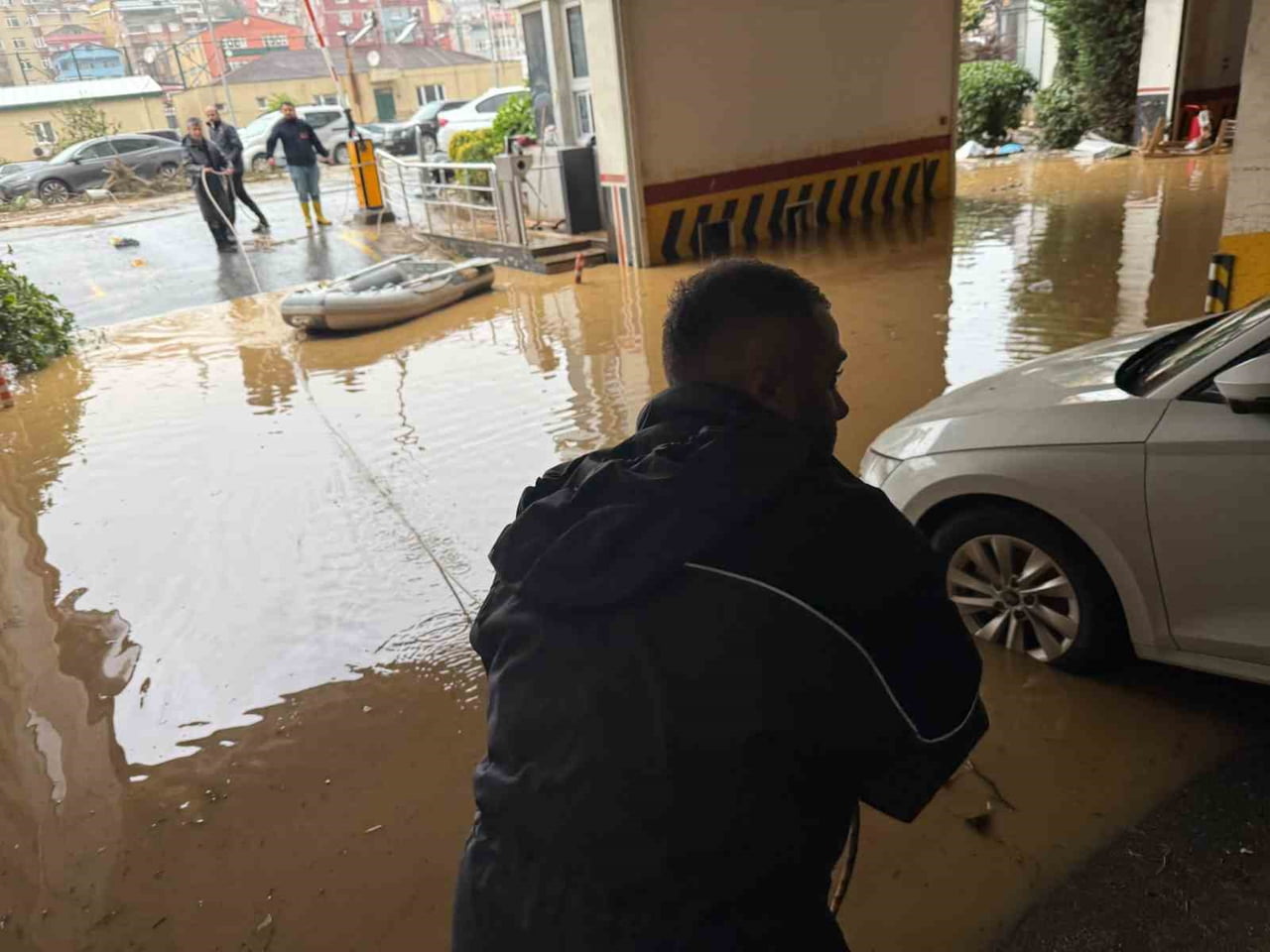 AYAZAĞA’DA ŞİDDETLİ YAĞIŞ NEDENİYLE BİR SİTE OTOPARKINDA MAHSUR KALAN VATANDAŞLAR, KENDİLERİNE AİT...