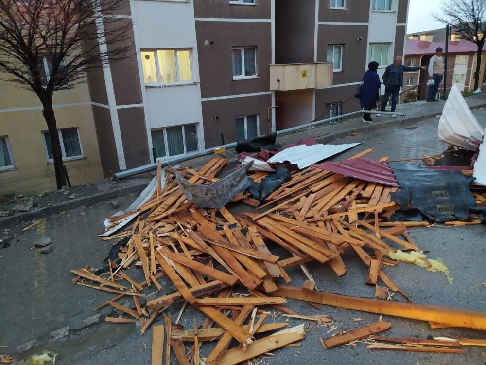 AYBURT İÇİN KUVVETLİ RÜZGAR VE FIRTINA UYARISI