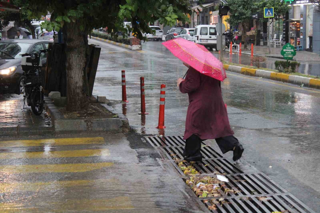 AYDIN'IN EFELER İLÇESİNDE ETKİLİ OLAN SAĞANAK YAĞIŞLA BİRLİKTE, BAZI BÖLGELERDE KÜÇÜK SU...