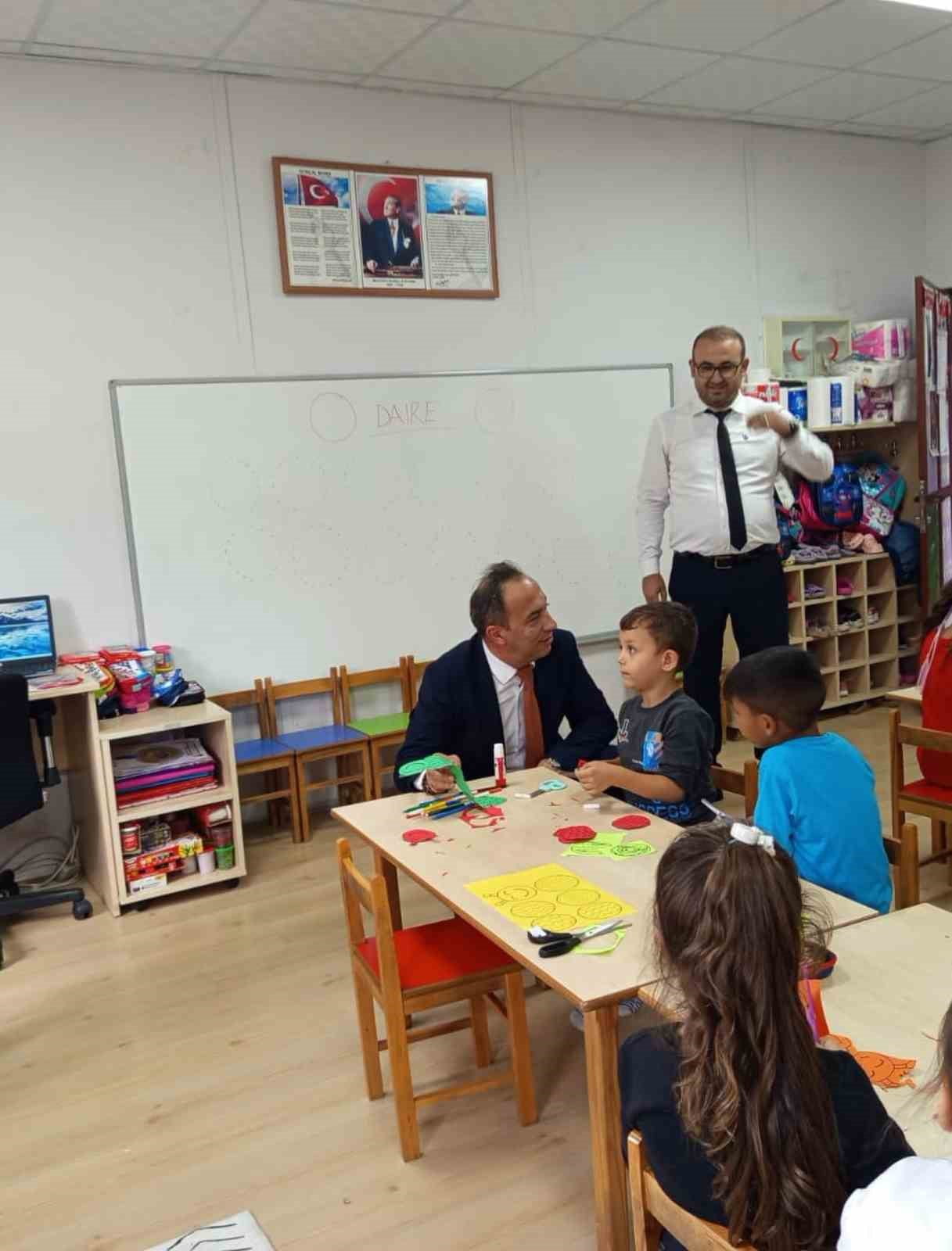 AYDIN'IN EFELER İLÇESİNDE İLÇE MİLLİ EĞİTİM MÜDÜRÜ ALİ ÇOMRUK, ILICABAŞI İLKOKULU'NU ZİYARET...