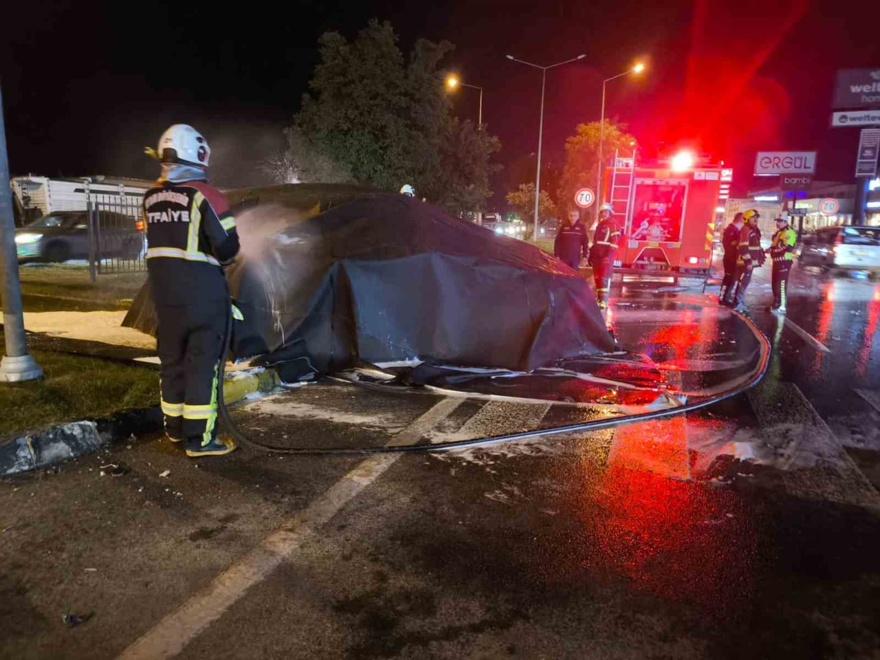 AYDIN'IN EFELER İLÇESİNDE TIR İLE ÇARPIŞAN ELEKTRİKLİ OTOMOBİL ALEV ALIRKEN, İTFAİYE EKİPLERİ ÖZEL...