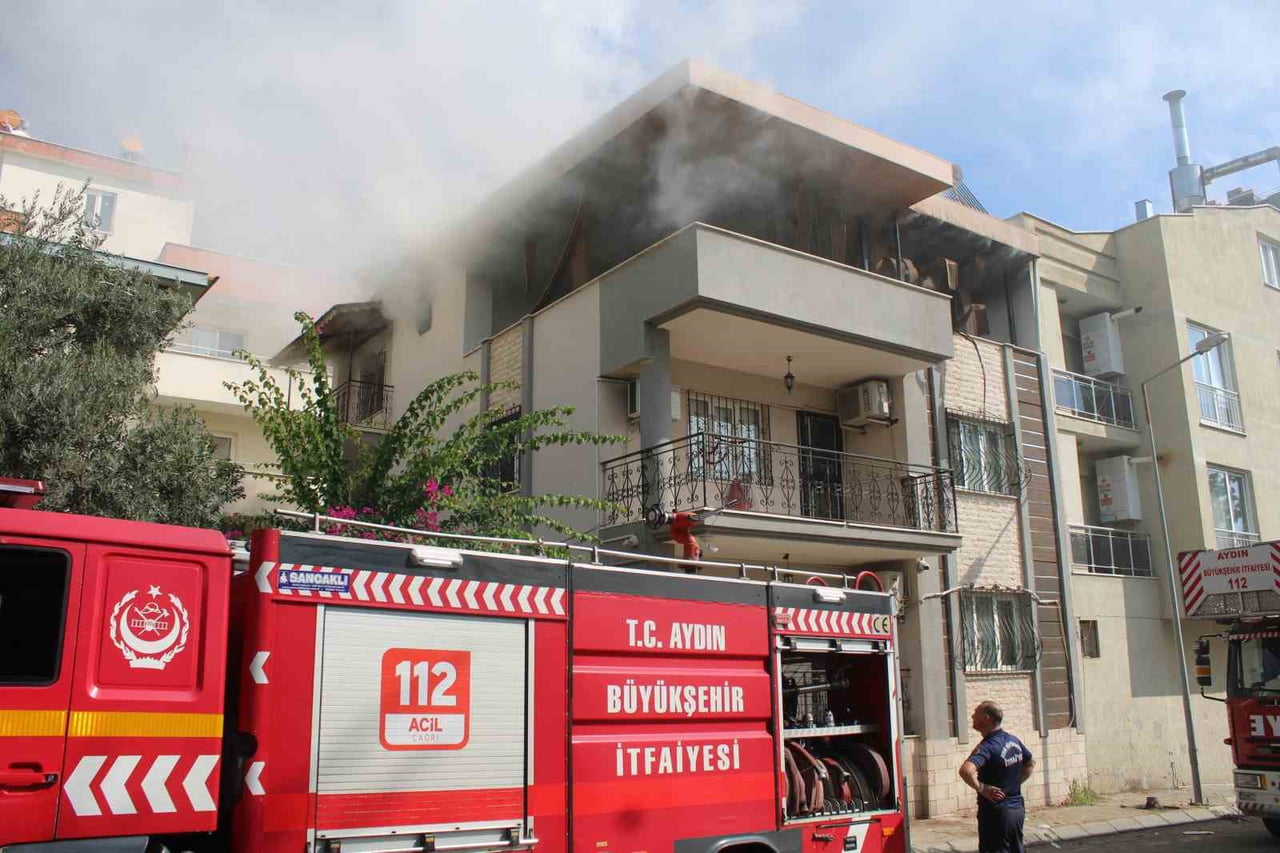 AYDIN'IN EFELER İLÇESİNDE ÜÇ KATLI APARTMANIN TERASINDA ÇIKAN YANGIN İTFAİYE EKİPLERİNİN...