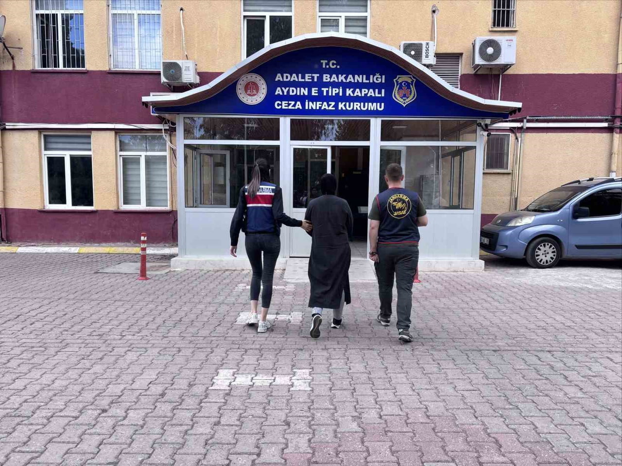 AYDIN'IN EFELER VE NAZİLLİ İLÇELERİNDE ÇEŞİTLİ SUÇLARDAN HAPİS CEZASIYLA ARANAN 2 ŞAHIS, JANDARMA...