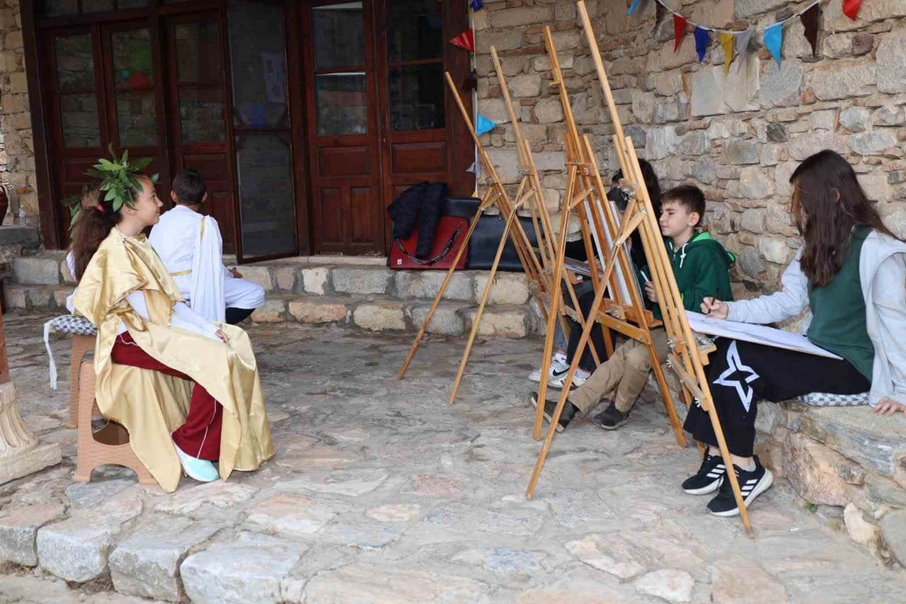 AYDIN'IN KARACASU İLÇESİNDEKİ AFRODİSİAS ANTİK KENTİ'NDE HAYATA GEÇİRİLEN ÇOCUK ATÖLYESİNDE...