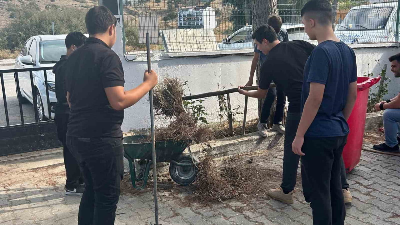 AYDIN'IN KOÇARLI İLÇESİNDE ÇEDES PROJESİ KAPSAMINDA BİR ARAYA GELEN ÖĞRENCİLER, OKUL BAHÇESİNDE...