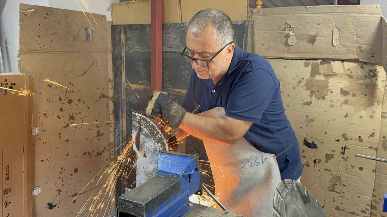 AYDIN ACAR, MESAİSİNDEN ARTA KALAN ZAMANLARDA HURDA METAL VE AHŞAP PARÇALARINI SANAT ESERLERİNE...