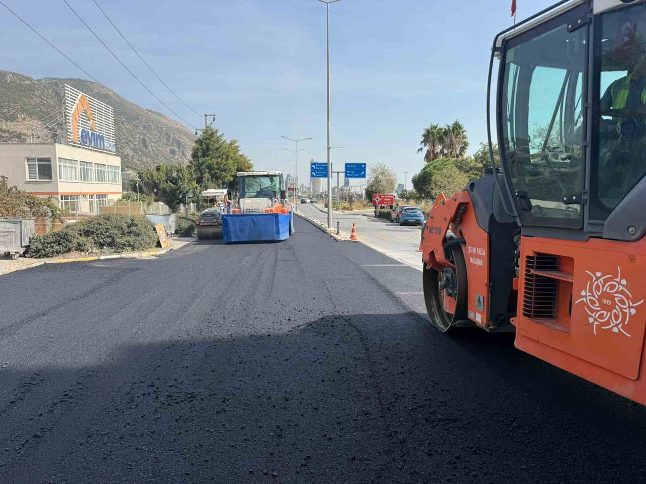 AYDIN BÜYÜKŞEHİR BELEDİYESİ EKİPLERİ, 17 İLÇEDE ONLARCA NOKTADA YÜRÜTTÜĞÜ YOL YAPIM, BAKIM VE...