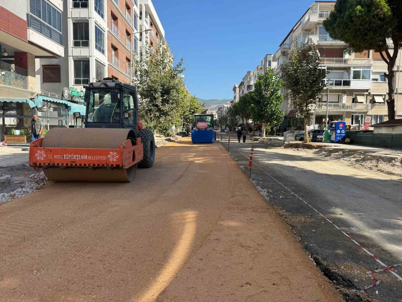 AYDIN BÜYÜKŞEHİR’İN YOL ÇALIŞMALARI SÜRÜYOR