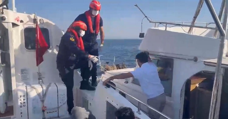 AYDIN’DA 17 DÜZENSİZ GÖÇMEN KURTARILDI, 1 GÖÇMEN KAÇAKÇISI ŞÜPHELİSİ YAKALANDI