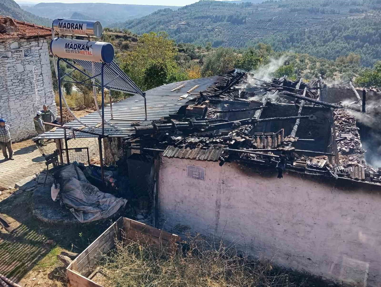 AYDIN’DA ÇIKAN YANGINDA BİR EV KÜLE DÖNDÜ