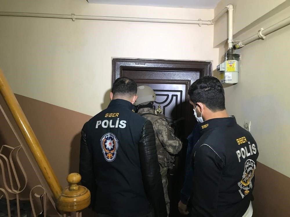AYDIN’DA SİBER SUÇLARLA MÜCADELE EKİPLERİNİN MÜSTEHCENLİK SUÇUNA YÖNELİK DÜZENLEDİĞİ OPERASYONDA...