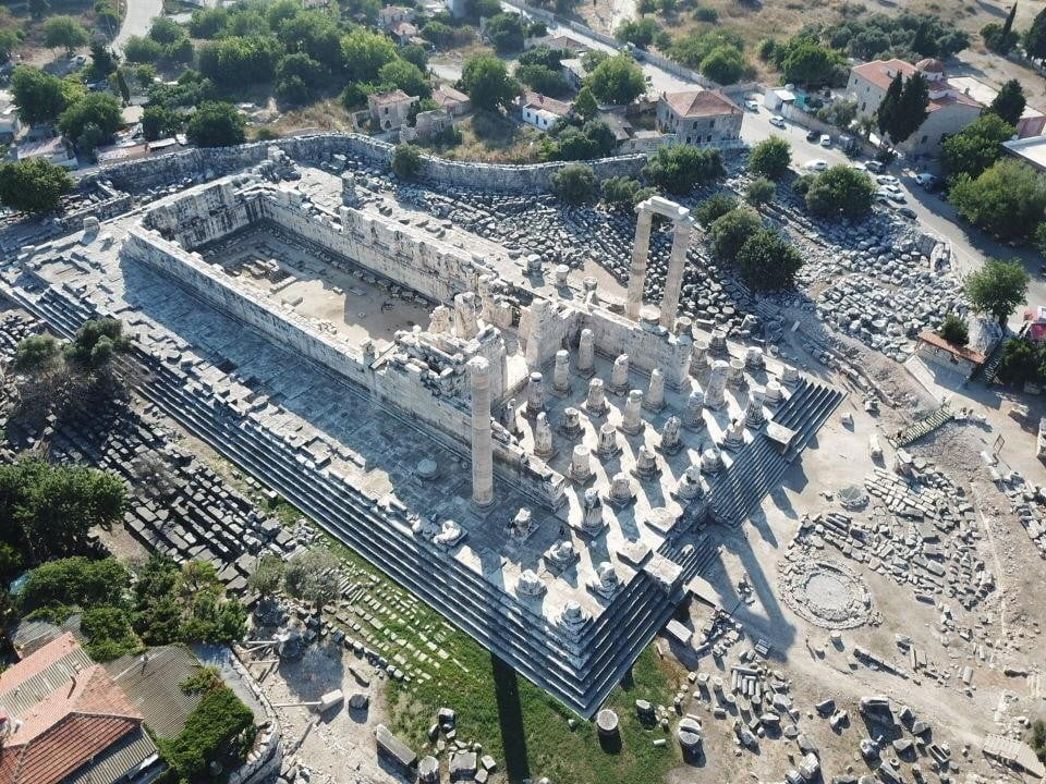 AYDIN’IN DİDİM İLÇESİNDEKİ DİDYMA APOLLON TAPINAĞI, MERMER BLOKLARINA İŞLENEN GRİFON, DENİZ...