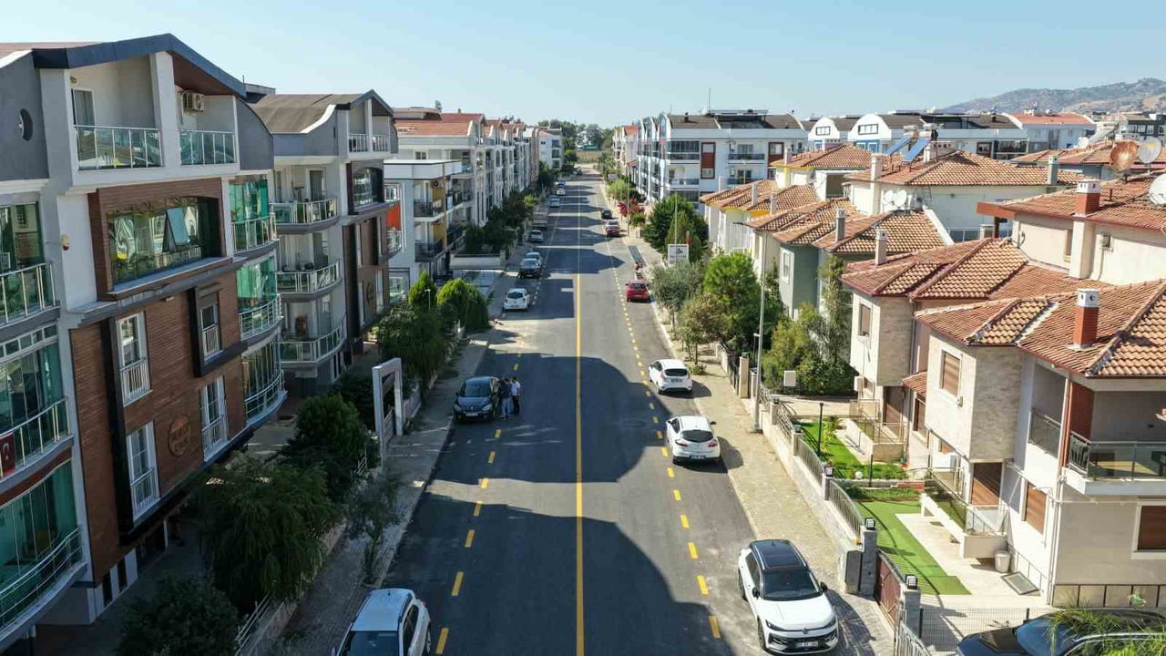 AYDIN’IN EFELER İLÇESİNDE SICAK ASFALT SERİMİ VE YOL ÇİZGİ ÇALIŞMALARI TAMAMLANAN DEDEKUYUSU...