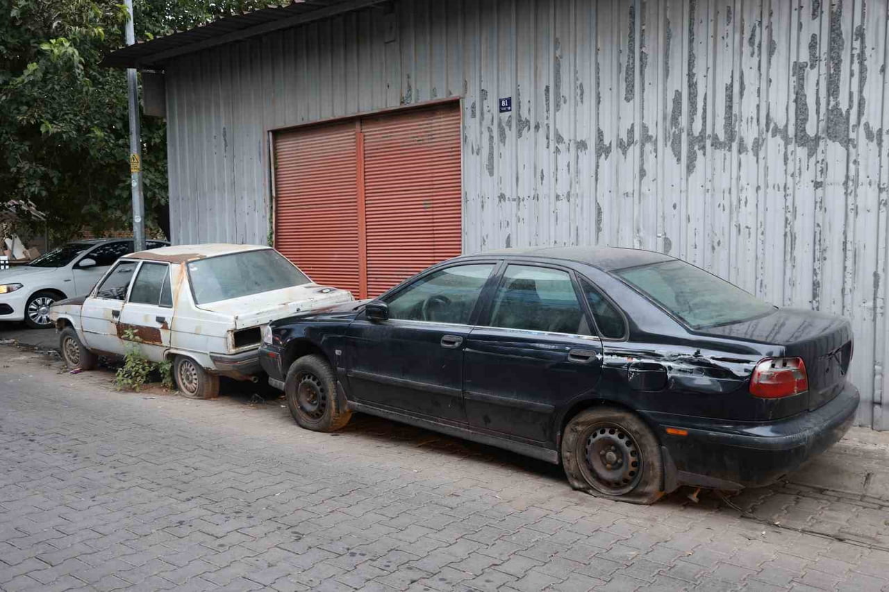 AYDIN’IN EFELER İLÇESİNDE SOKAKLARA TERK EDİLEN VE YILLARDIR KALDIRILMAYI BEKLEYEN HURDA ARAÇLAR...